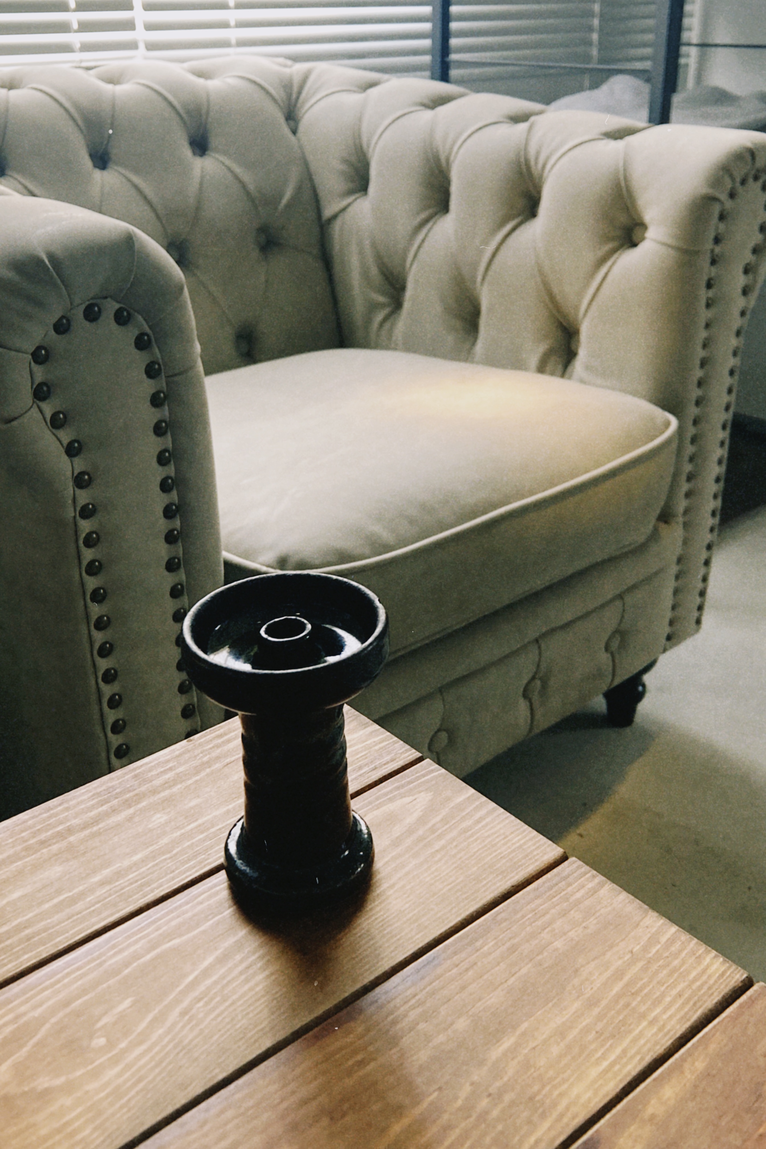 シーシャのボウルとソファ